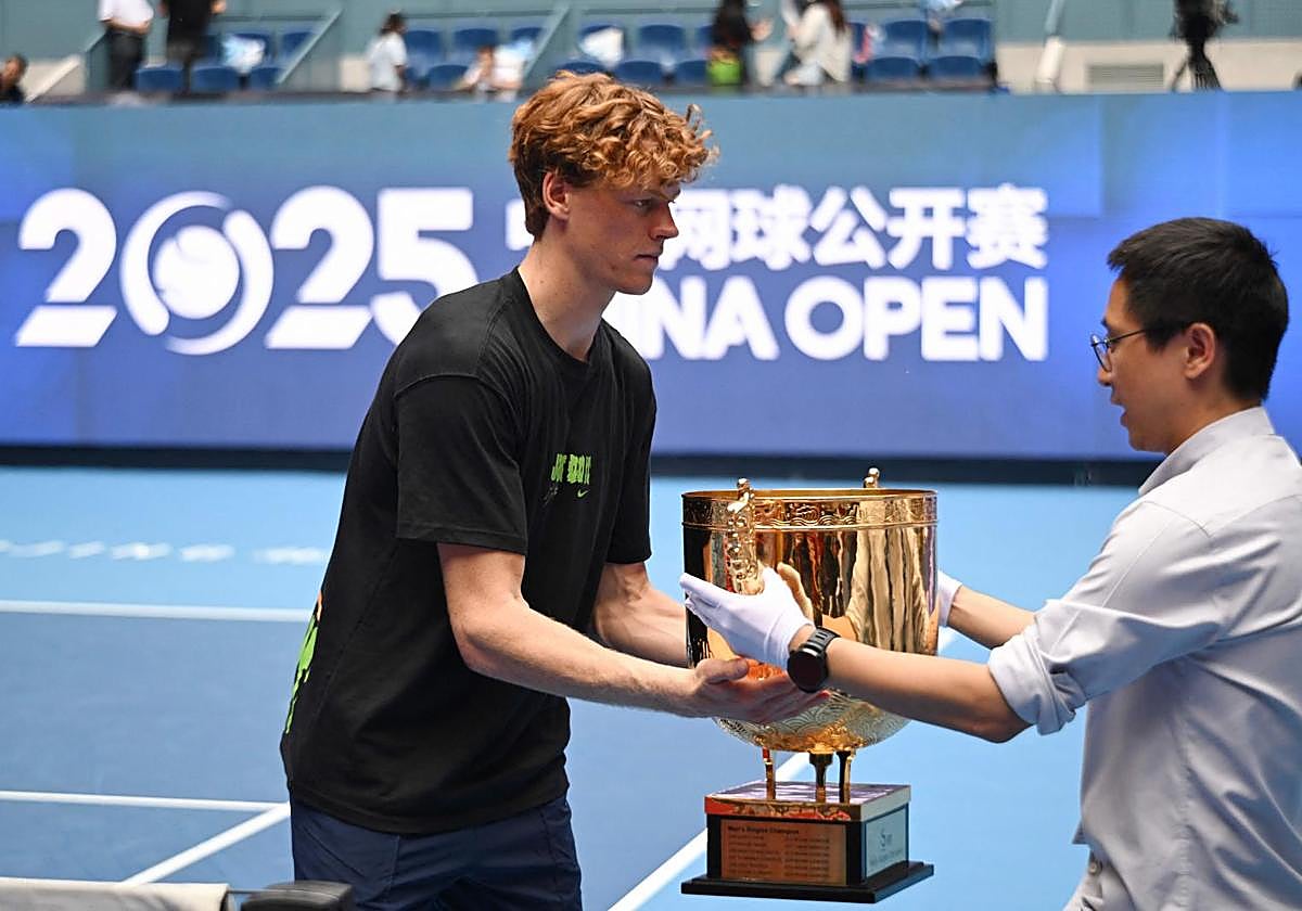 Jannik Sinner recibe el trofeo de Pekín.