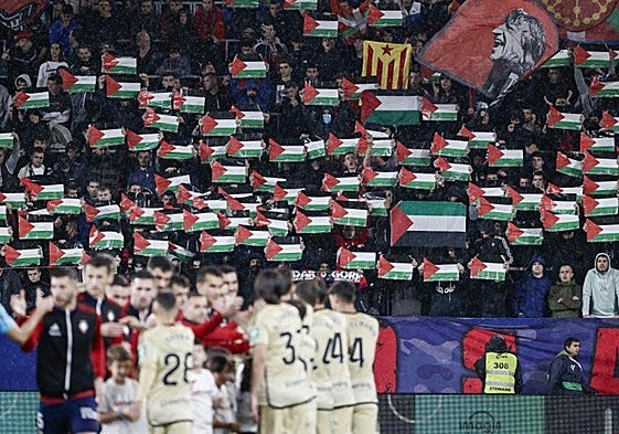 Aficionados muestran su apoyo al pueblo palestino durante un partido reciente de Osasuna en El Sadar.
