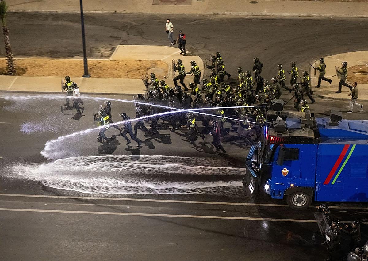 Imagen secundaria 1 - Los disturbios en Marruecos causan tres muertos en el asalto a un cuartel