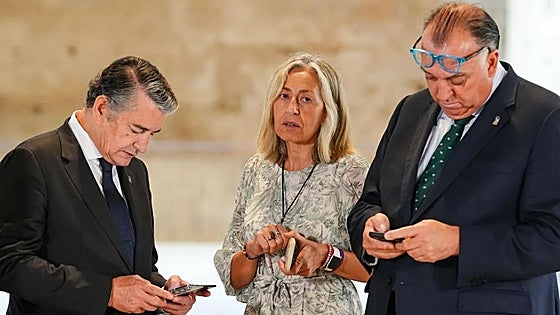 Juanma Moreno pide ayuda para localizar a las afectadas por los errores en el cribado de cáncer de mama