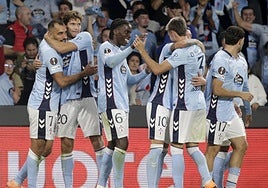 Los jugadores del Celta celebran el tanto de Borja Iglesias.