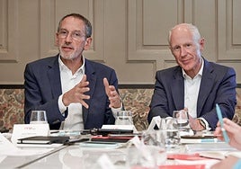 El consejero delegado de Adecco Group, Denis Machuel (izq.), junto al presidente de la compañía, Jean-Christophe Deslarzes, durante el encuentro.