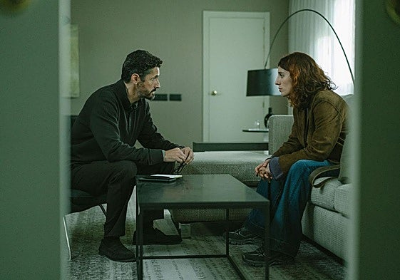 Juan Diego Botto y Elena Martín, en 'El Centro'.