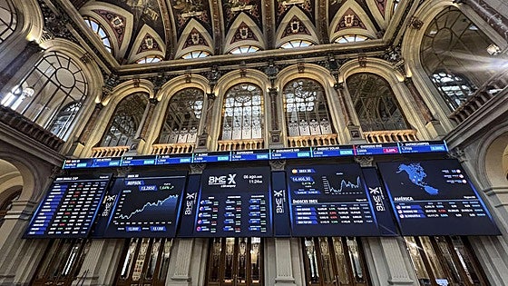 Las familias se pierden el 'boom' de la Bolsa al reducir su inversión a mínimos de tres décadas