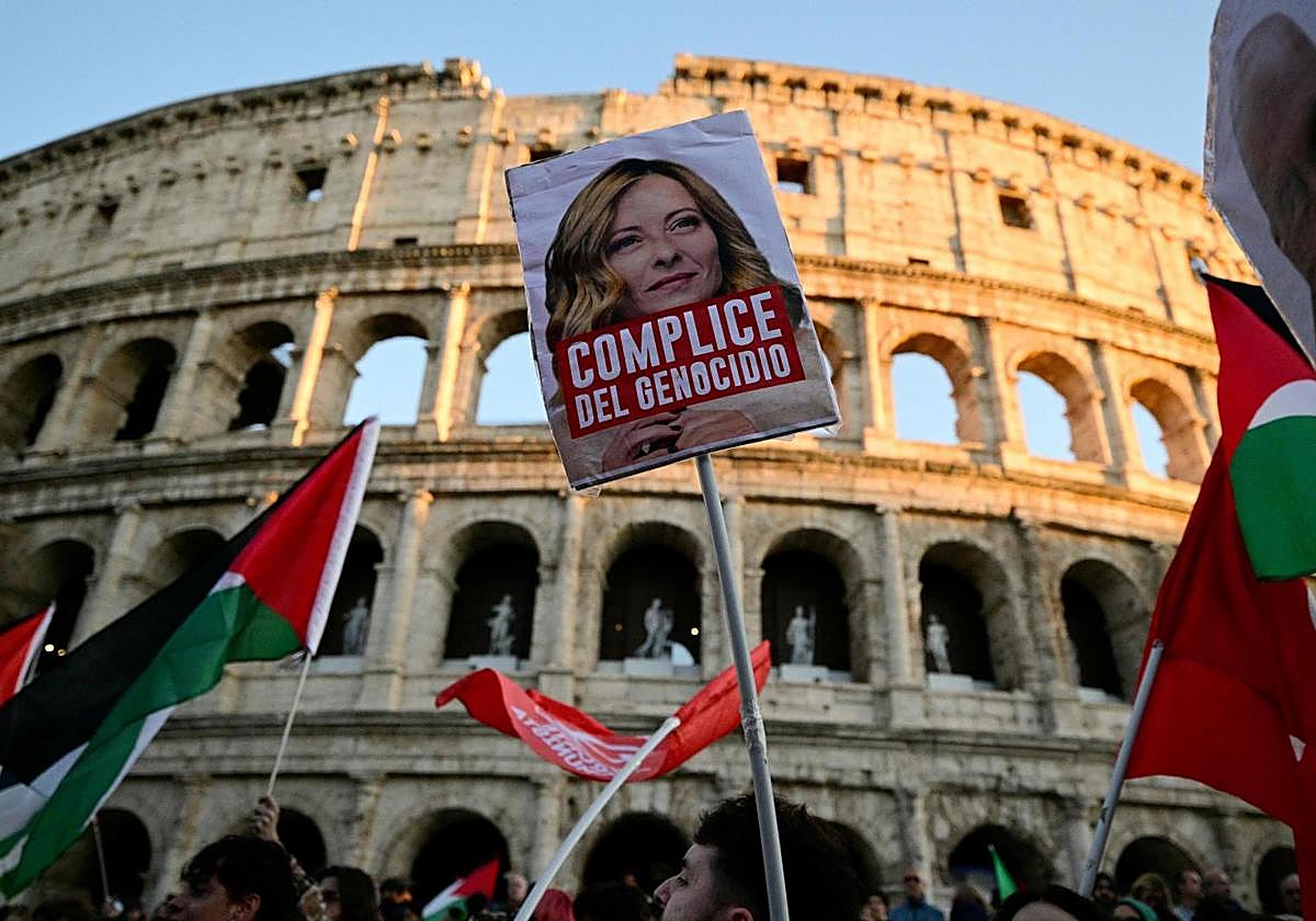 Manifestantes protestan en Roma por el asalto israelí a la flotilla y la postura de Giorgia Meloni.