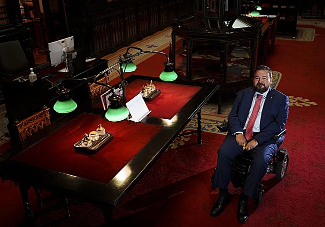 El alcalde de La Roda, en la biblioteca de Senado.