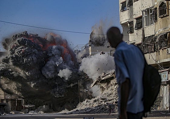 Un proyectil de Israel impacta en Gaza.