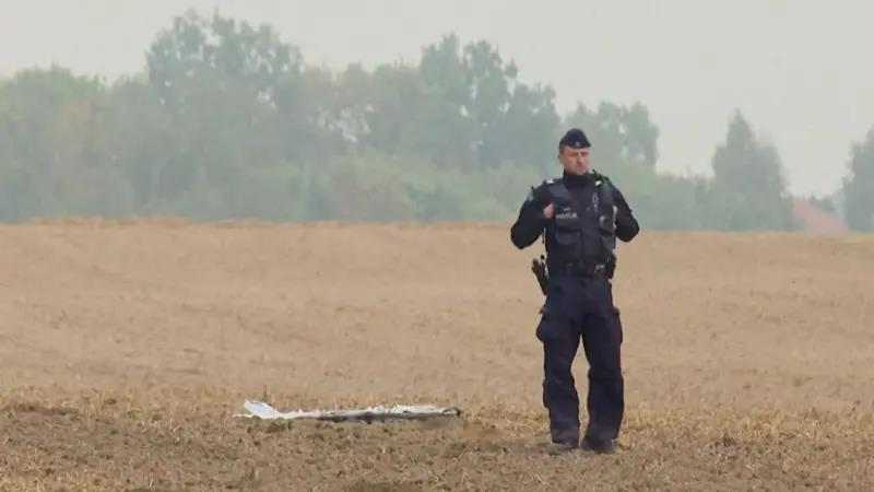 Un soldado polaco custodia uno de los drones rusos que entraron en el espacio aéreo del país.