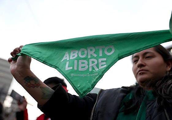 Una mujer sostiene un pañuelo en una manifestación en el Día de Acción Global por un aborto.