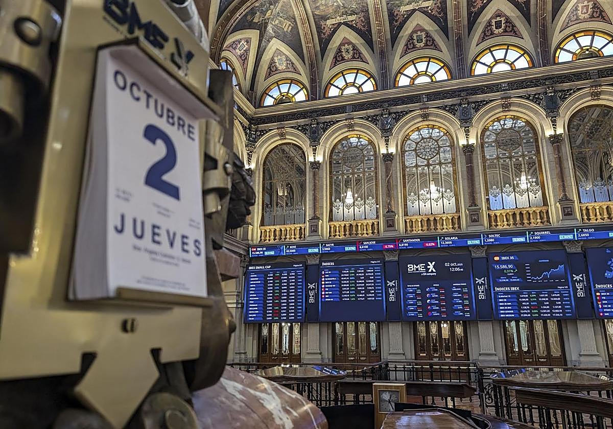 Varios paneles y monitores muestran en el parqué madrileño la evolución de la Bolsa española.
