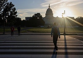 Un joven camina por las inmediaciones del Capitolio, en Washington DC.