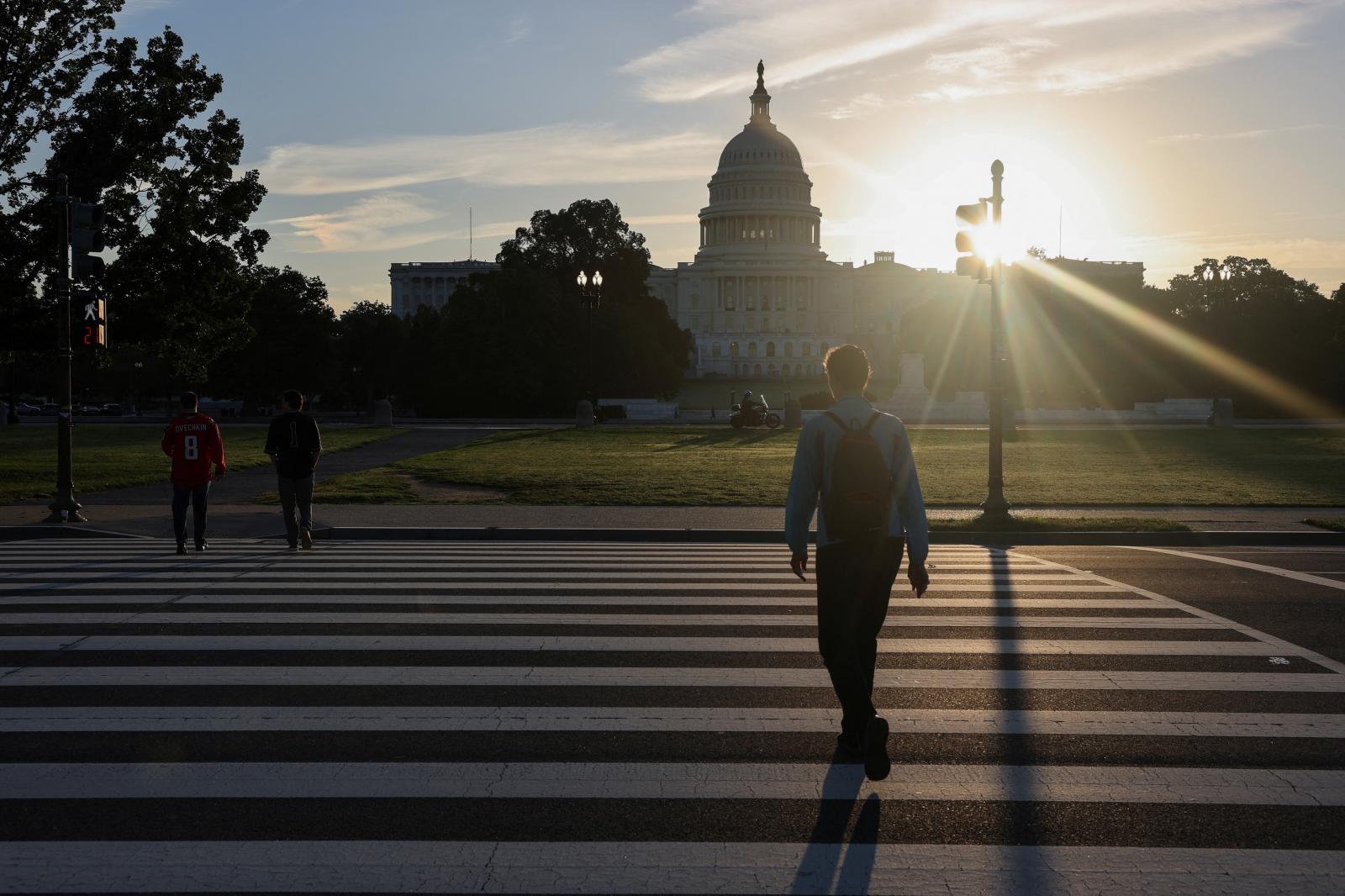 Un joven camina por las inmediaciones del Capitolio, en Washington DC.