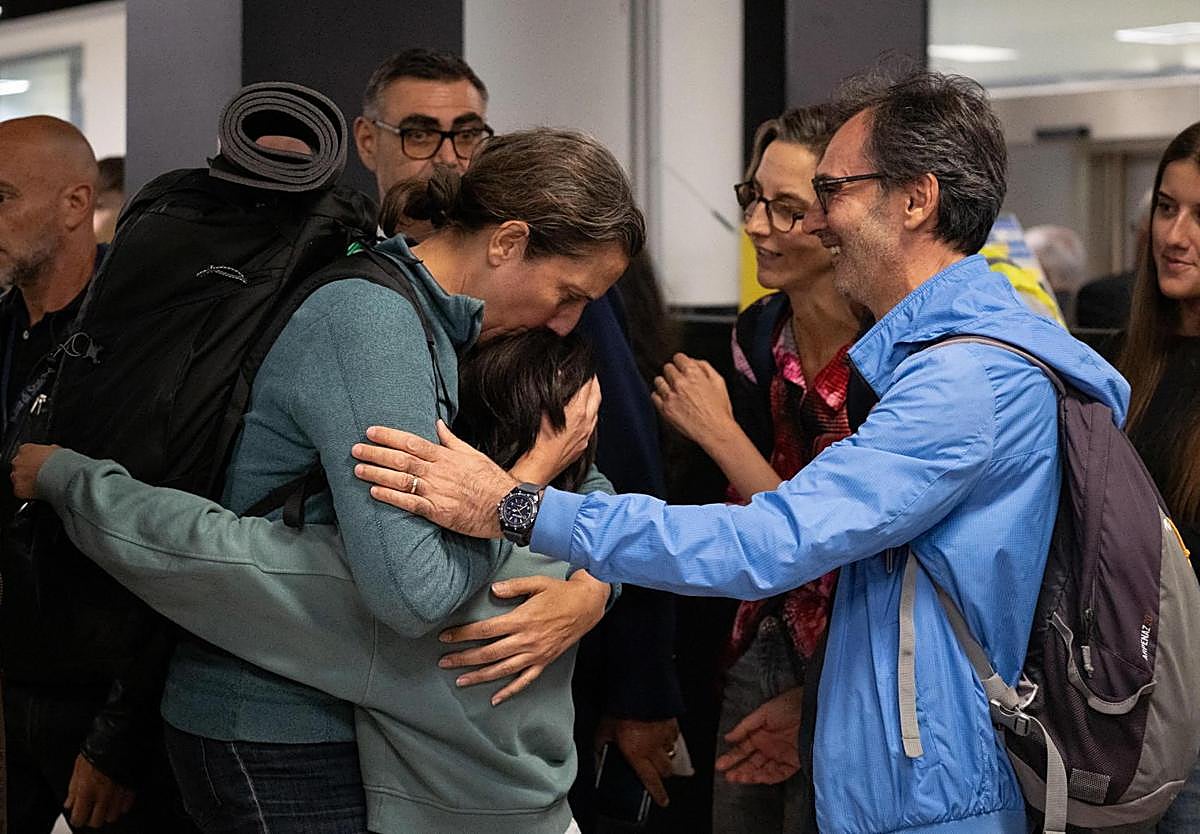 Cuatro diputados italianos que participaban en la Flotilla a su regreso a Roma.