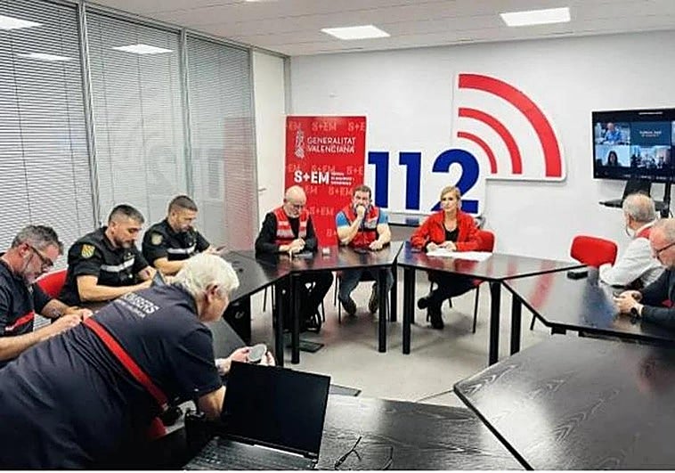 Un instante de la reunión de Emergencias en el centro de L'Eliana