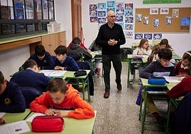 Un maestro imparte clase a sus alumnos de Primaria.