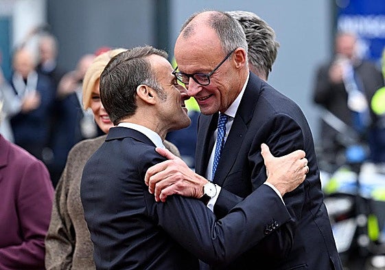 El cancillern alemán, Friedrich Merz, y el presidente francés, Emmanuel Macron. durante las conmemoraciones de este viernes.