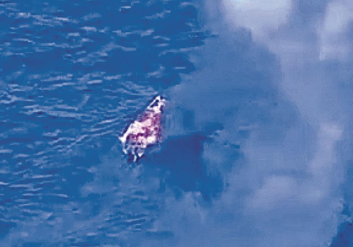 La lancha en llamas tras el ataque del ejército estadounidense.