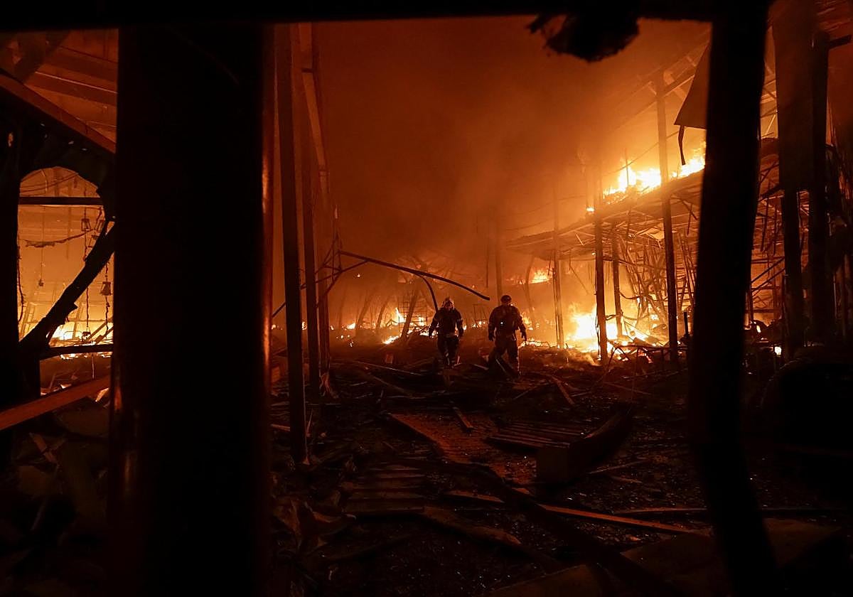 Los bomberos trabajan entre los restos de un mercado en Járkov.