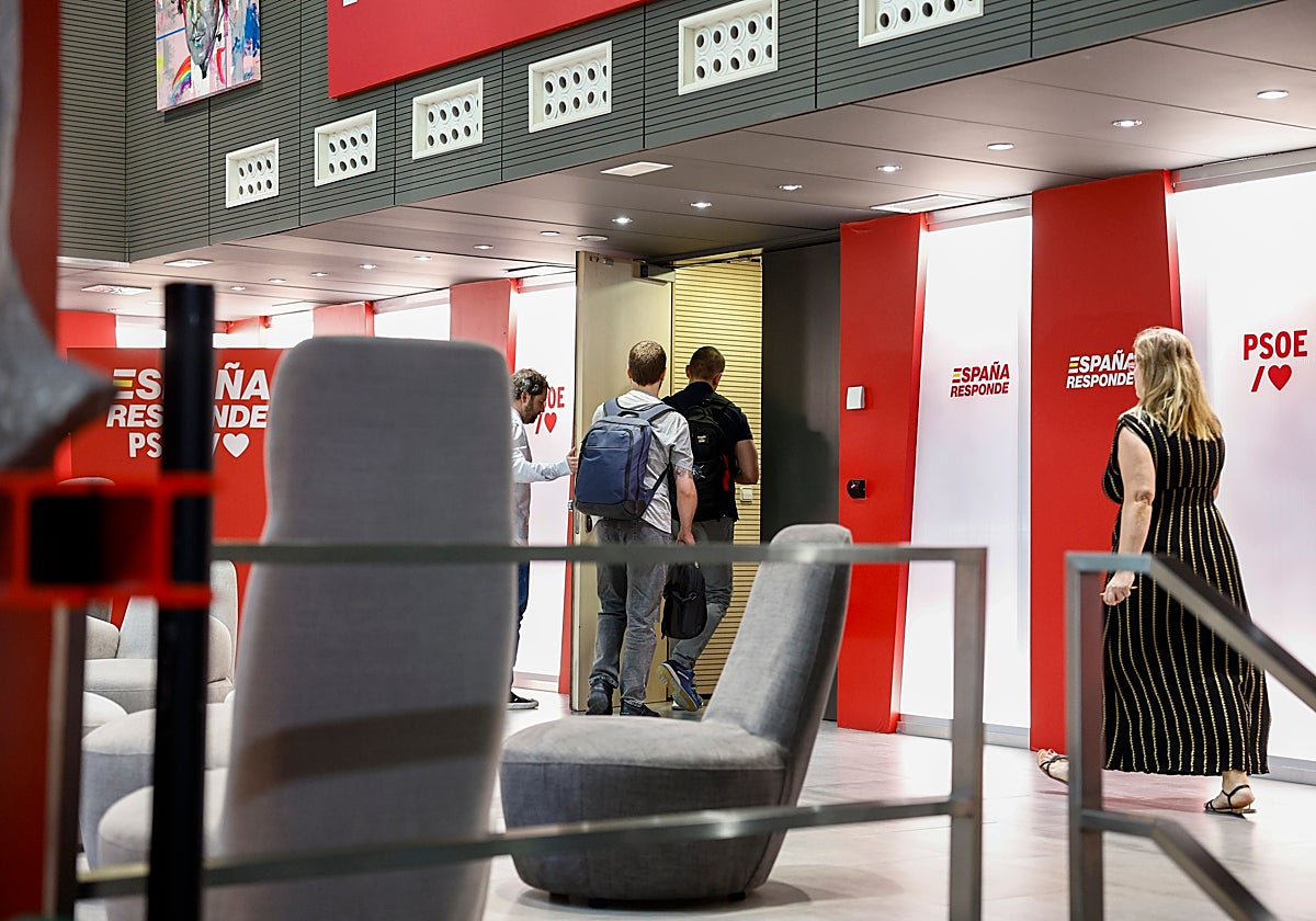 La UCO entra en Ferraz por orden del juez, el pasado junio, para clonar el correo de Santos Cerdán