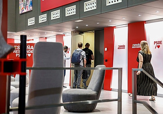 La UCO entra en Ferraz por orden del juez, el pasado junio, para clonar el correo de Santos Cerdán