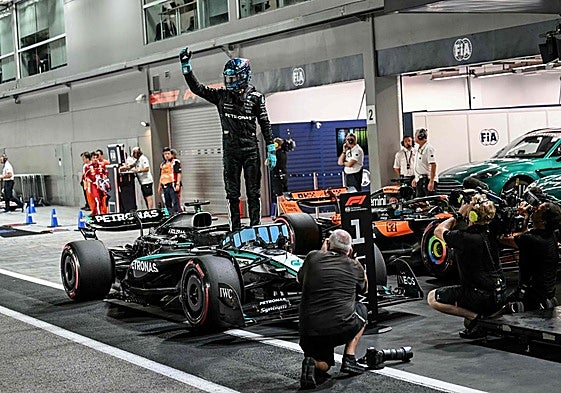 George Russell celebra la pole.