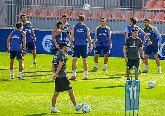 Diego Pablo Simeone controla el entrenamiento de sus futbolistas.
