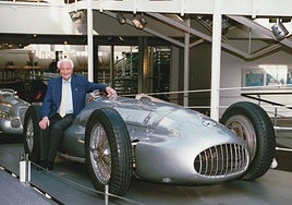 Manfred von Brauchitsch en el antiguo Museo Mercedes-Benz de Stuttgart junto al W 154 de 1939