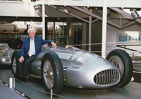 Manfred von Brauchitsch en el antiguo Museo Mercedes-Benz de Stuttgart junto al W 154 de 1939