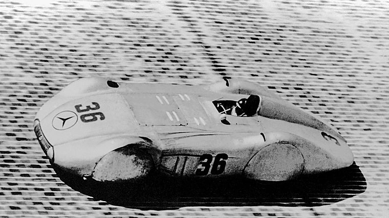 Con uno de los monoplazas Mercedes, con aerodinámica carrocería streamlined, en el rápido AVUS