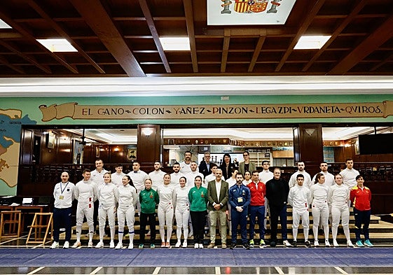 La princesa Leonor y sus compañeros de esgrima, en el campeonato 'Inter-academias 2025'.