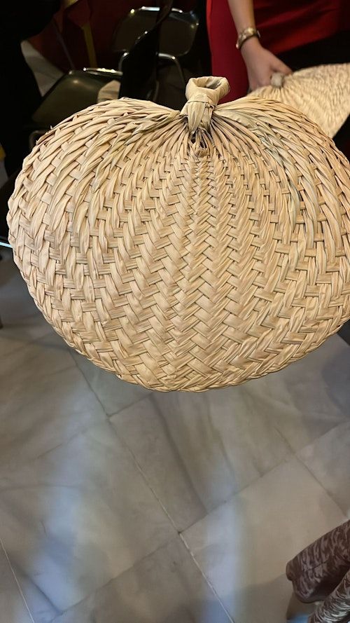 Los novios han regalado abanicos a las invitadas.