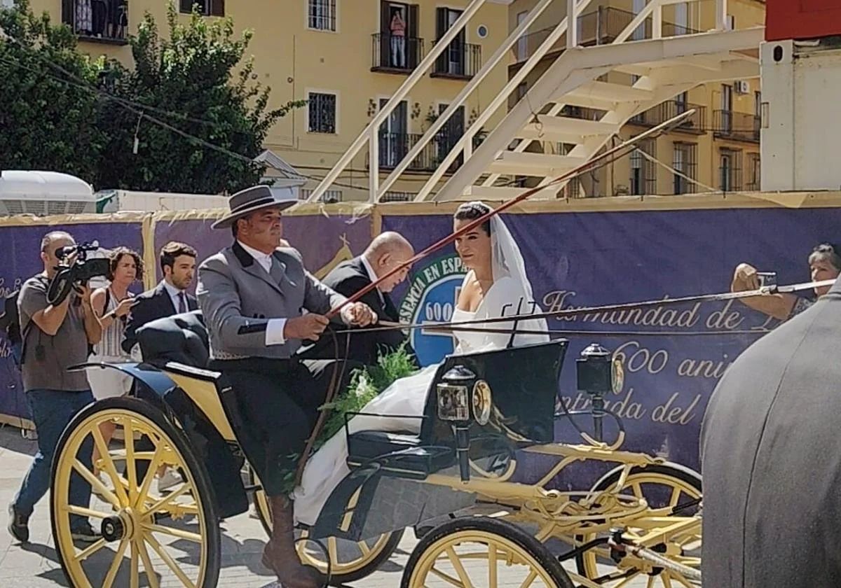 La novia llegando a la iglesia en una carruaje acompañada de su padre.