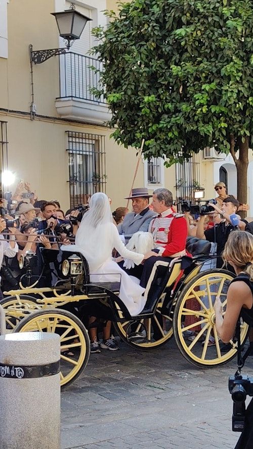 Cayetano Martínez de Irujo y Bárbara Mirjan, salen de la Iglesia del Cristo de los Gitanos en un carruaje tirado por caballos.
