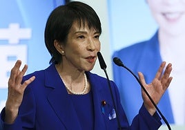 Sanae Takaichi tras su elección como líder del PLD.