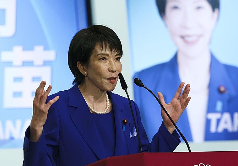 Sanae Takaichi tras su elección como líder del PLD.