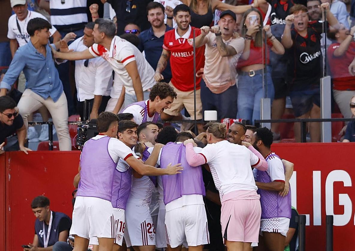 Los futbolistas del Sevilla celebran el cuarto gol del conjunto hispalense ante el Barcelona.