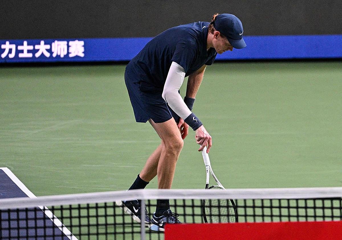 Sinne tuvo que marcharse a la silla usando la raqueta como si fuera un bastón.