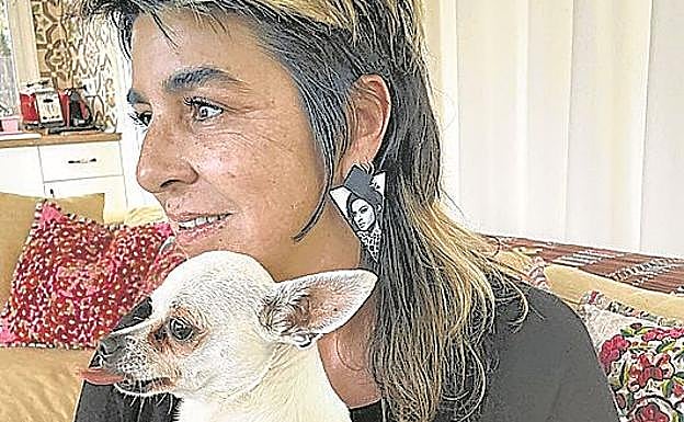 Amparanoia con una de sus chihuahuas.