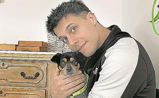 Pello Reparaz y 'Mahats', la perra ciega que adoptó en 2023.