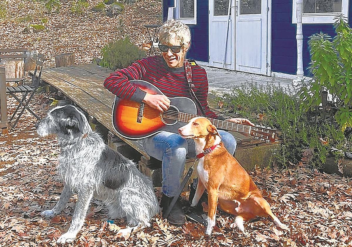 Ignacio Garbayo, líder de Zodiacs, convive con 'Ringo' y 'Elvis' en un pueblo de Cáceres.