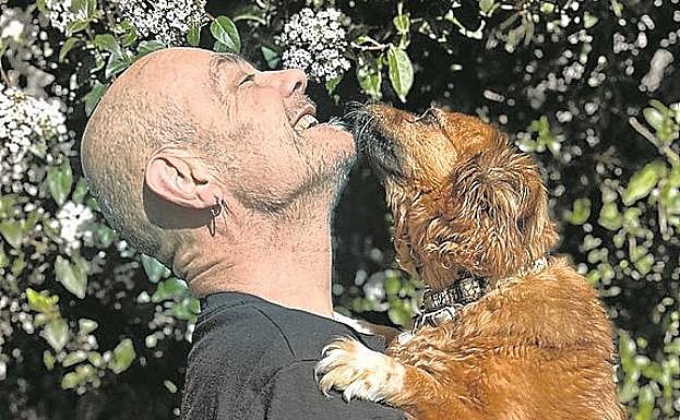 Jesús Cifuentes, de Celtas Cortos, juega con 'Deva'.