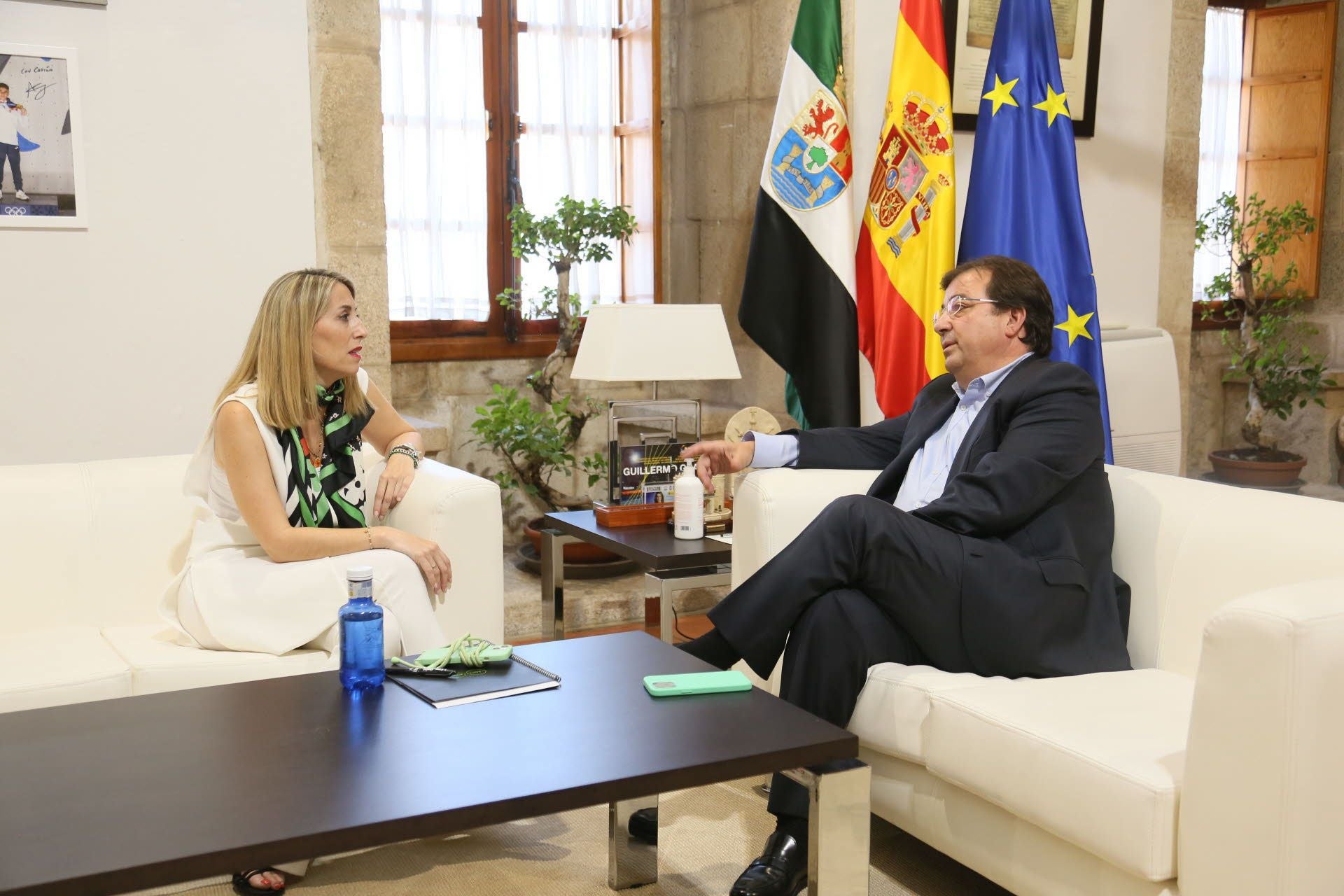 Vara recibe como presidente de la Junta de Extremadura a María Guardiola en julio de 2022.