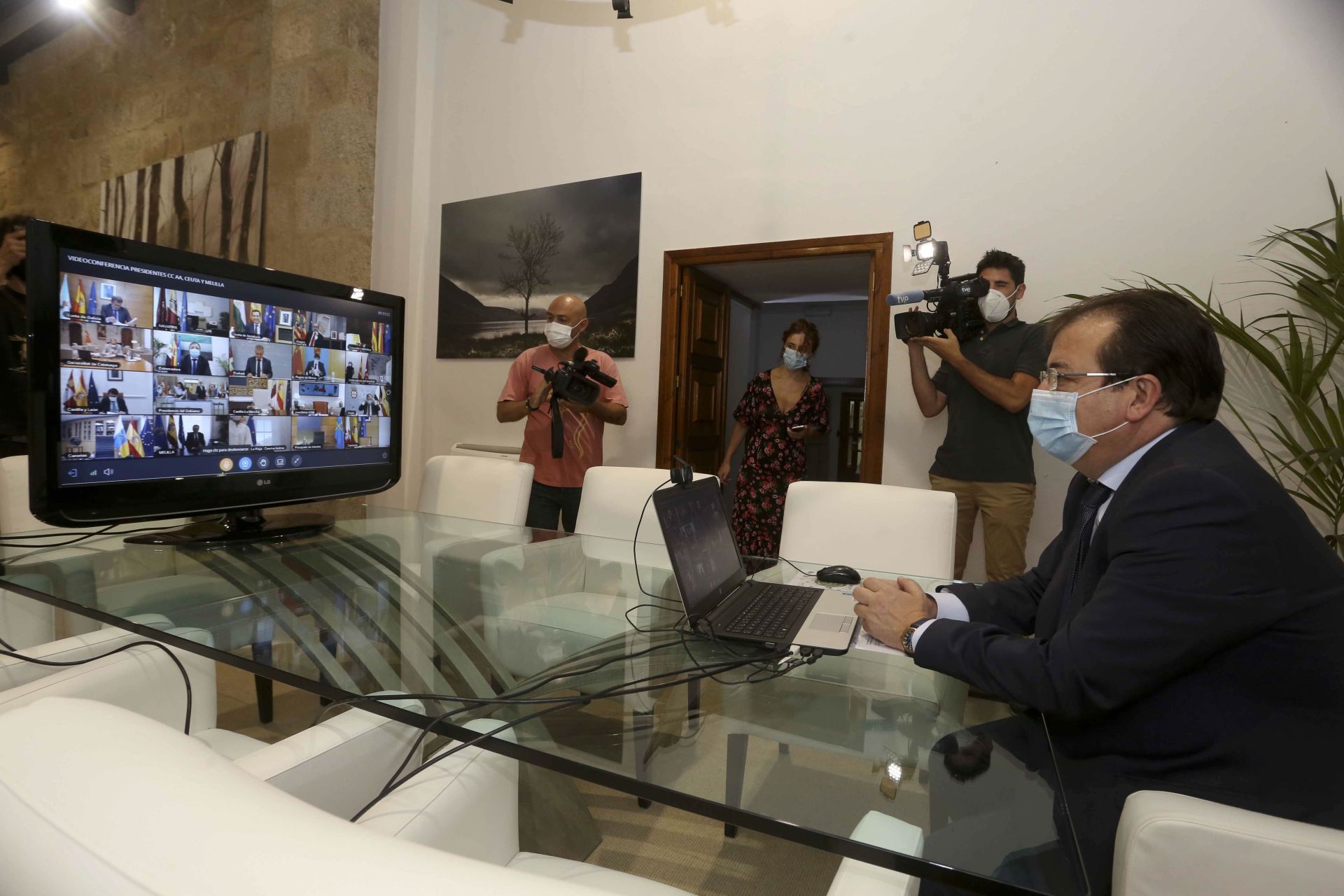 Guillermo Fernández Vara mantiene una reunión telemática en 2020 durante la pandemia de la covid.