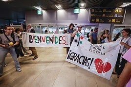 Manifestantes esperan a los tripulantes de la flotilla, en Barajas.