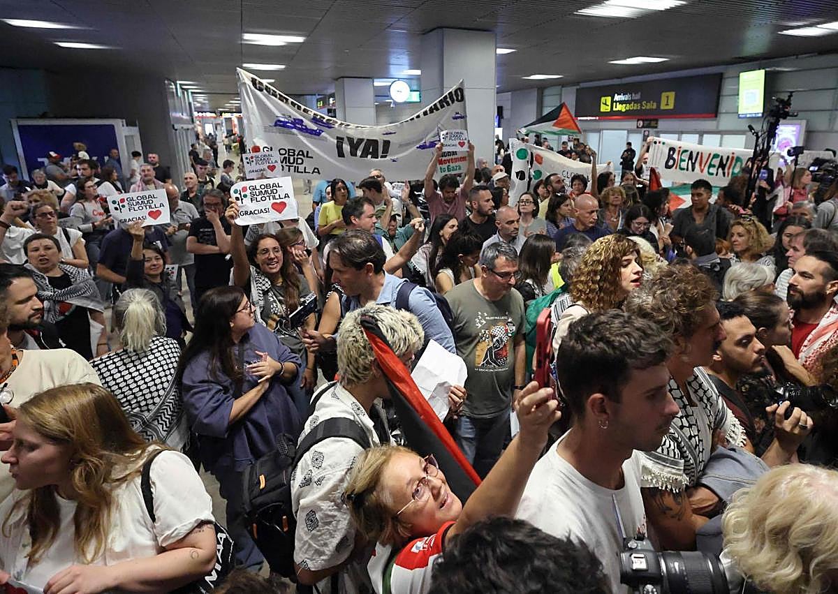 Imagen secundaria 1 - Arriba, Ada Colau, exalcaldesa de Barcelona, al llegar al Aeropuerto de Barajas-Adolfo Suárez. Abajo, el resto de activistas tras aterrizar. 