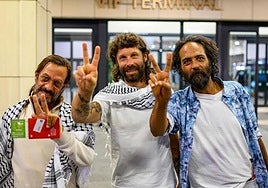 Deportados por Israel, 137 activistas de la Global Sumud Flotilla llegaron ayer a Estambul en un avión fletado por el Gobierno turco.
