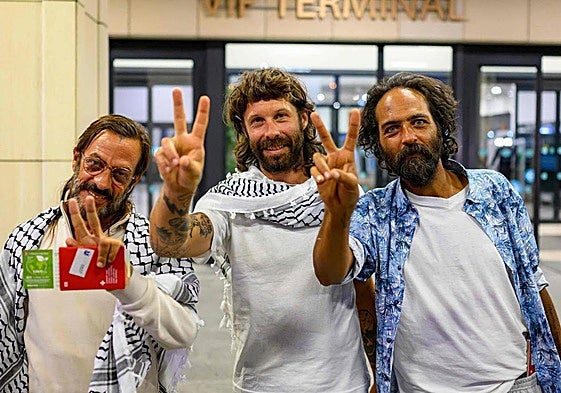 Deportados por Israel, 137 activistas de la Global Sumud Flotilla llegaron ayer a Estambul en un avión fletado por el Gobierno turco.