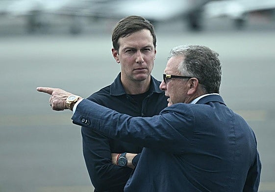 Jared Kushner (de frente) y Steve Witkoff son los dos representantes de EE UU en las negociaciones sobre Gaza en Egipto.