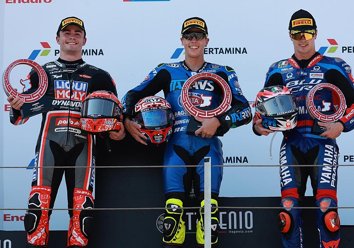 Diogo Moreira (c), Manuel Gonzalez (izq.) e Izan Guevara.