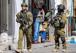 Soldados israelíes caminan por una calle durante una operación militar en el barrio de Nablus en Cisjordania.